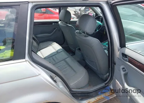 2002 BMW 325Xit из США, поврежденный, VIN WBAEP33422PF00009